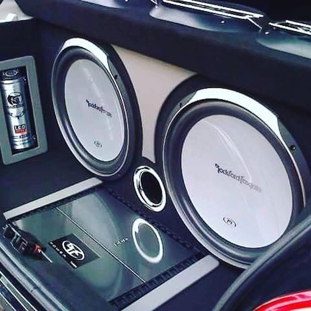 Detalle interior de vehículo con trabajo de estética